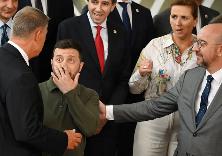 Евросоюз и Украина 27 июня заключили официальное соглашение о гарантиях безопасности для Киева на полях саммита ЕС в Брюсселе. Оно включает военную, финансовую и дипломатическую помощь стране На фото (слева направо): президент Румынии Клаус Йоханнис, президент Украины Владимир Зеленский, премьер-министр Ирландии Саймон Харрис, премьер-министр Дании Метте Фредериксон и глава Евросовета во время саммита
