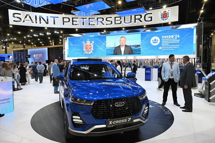 Автомобиль бренда XCITE X-cross 7 на стенде «Автозавод Санкт-Петербург» на выставке SPIEF Investment & Business Expo
