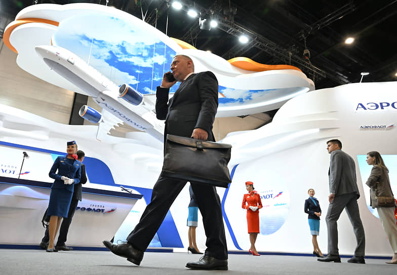 На стенде авиакомпании «Аэрофлот» представлен самолет МС-21
