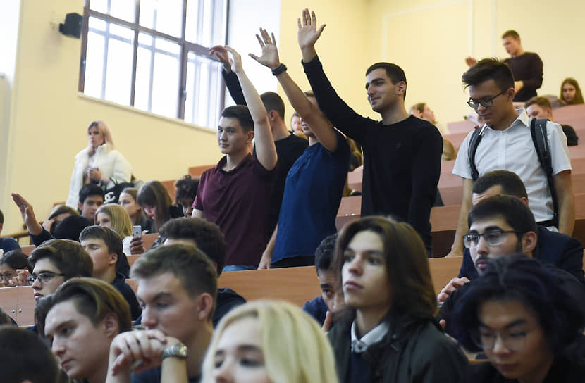 Для многих студентов образование в элитарном вузе — «очень дорогая плата за проезд, которая позволяет миновать очередь и получить хорошую работу» 