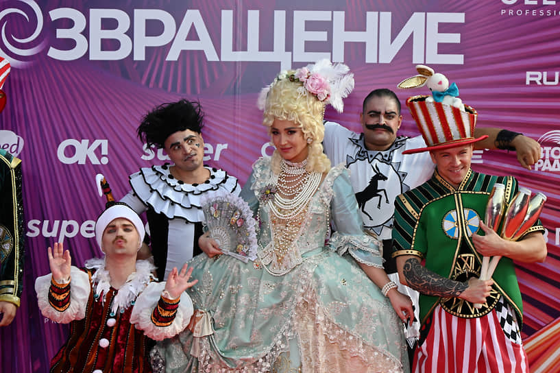 Певица Ольга Бузова (в центре)