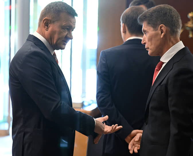 Министр транспорта РФ Роман Старовойт (слева) и губернатор Приморского края Олег Кожемяко перед началом переговоров