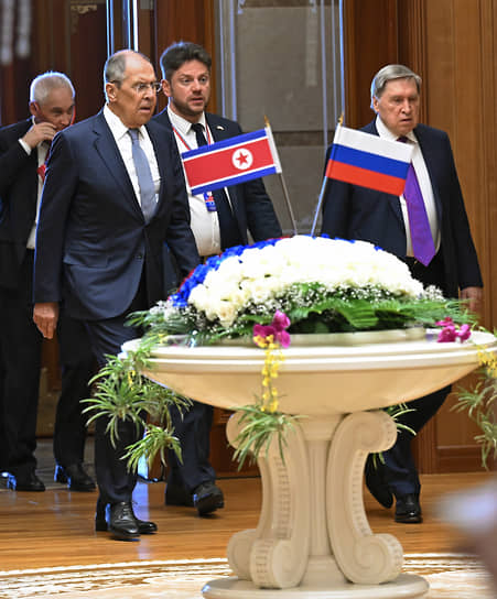 Министр обороны РФ Андрей Белоусов (слева), министр иностранных дел РФ Сергей Лавров (второй слева) и помощник президента РФ Юрий Ушаков (справа) перед началом российско-корейских переговоров