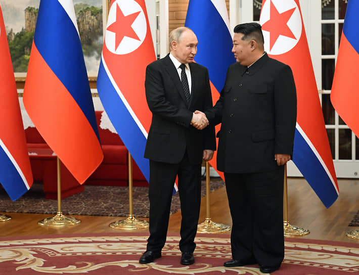 Президент РФ Владимир Путин (слева) и глава КНДР Ким Чен Ын перед началом российско-корейских переговоров в резиденции Кымсусан