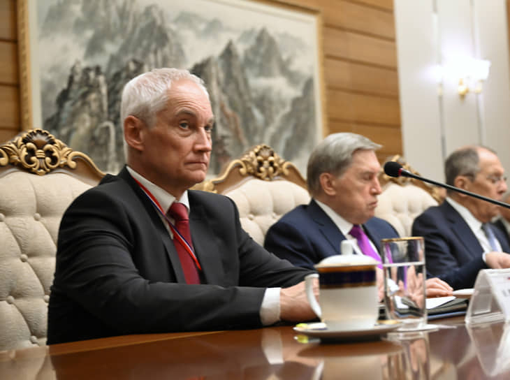 Слева направо: Министр обороны РФ Андрей Белоусов, помощник президента РФ Юрий Ушаков и министр иностранных дел РФ Сергей Лавров