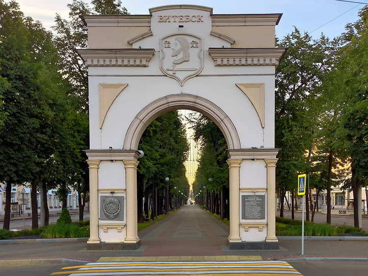 Триумфальная арка на проспекте Кирова, установленная в связи с 1000-летием Витебска 