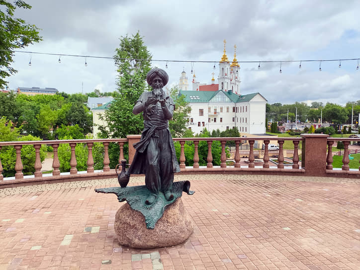 Памятник старику Хоттабычу был открыт в Витебске к 1043-летию города 