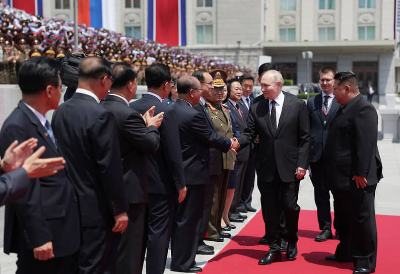 Официальная встреча президента РФ на площади Ким Ир Сена