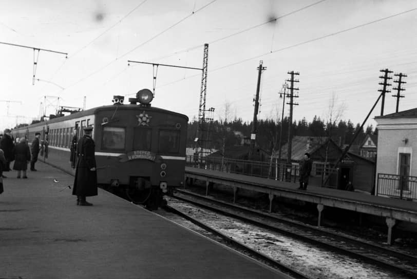 В 1950-е в Подмосковье начал возрождаться интерес к дачам. Стали нужны новые вместительные составы. В 1958-м Рижский вагоностроительный завод выпустил первый электропоезд ЭР. Вскоре он поступил в эксплуатацию на маршруте Москва — Клин На фото: станция Поварово, 1954 год
