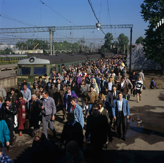 Но для многих жителей Подмосковья они оставались единственным способом добраться до работы На фото: толпа на железнодорожной платформе, 1990-е годы