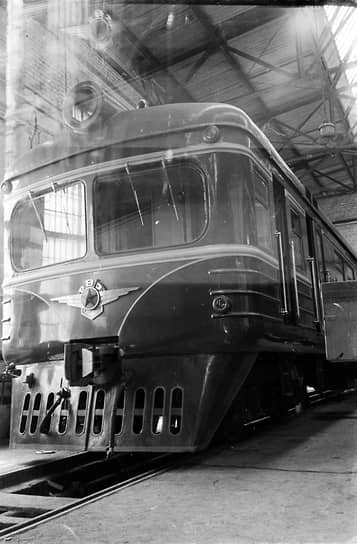 В 1970-е годы на Рижском электромашиностроительном заводе спроектировали модифицированный вариант ЭР-2. Внутри провели отопление и сделали мягкие сидения, а военизированный зеленый цвет часто заменяли на красно-желтый. Такие электрички выпускали вплоть до распада СССР На фото: цех сборки электропоездов на Рижском вагоностроительном заводе, июнь 1955 года