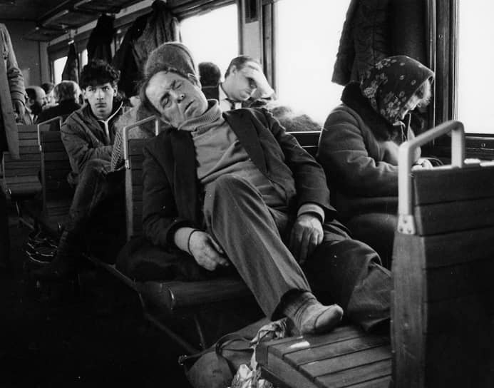 В СССР плата за проезд годами оставалась низкой за счет госдотаций. В 1990-е годы пригородные операторы перешли на рыночные правила, цены на проезд начали расти. В итоге пассажиры остались недовольными, а некоторые тупиковые и непопулярные линии пришлось закрыть, например, Нахабино — Павловская Слобода и Мытищи — Пирогово На фото: вагон в электричке, 1990-е годы