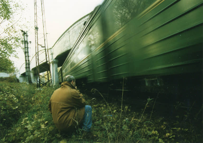 В 1990-е годы станции и здания вдоль железнодорожных путей стали притягивать граффитистов и преступников. Так, в сентябре 1990 года возле подмосковной станции «Семхоз» напали на протоиерея Александра Меня. Вскоре он скончался от полученной травмы На фото: криминалист работает на месте преступления, 1990-е годы