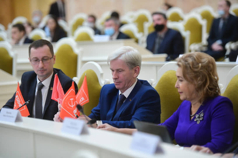 Депутаты фракции КПРФ слева направо: Роман Кононенко, Вячеслав Бороденчик и Ирина Иванова во время заседания 