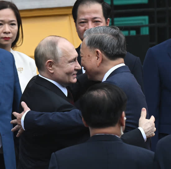 Официальная церемония встречи глав государств прошла на площади перед Президентским дворцом  