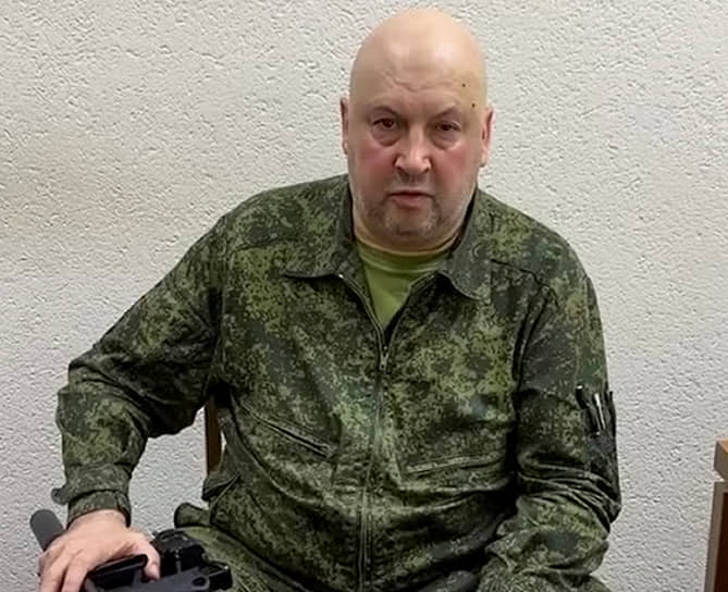 24 июня в соцсетях стали распространяться видеообращения заместителя командующего объединенной группировкой войск в зоне СВО Сергея Суровикина (кадр на фото) и первого замначальника Главного управления Генштаба Владимира Алексеева (один из кураторов ЧВК в Минобороны), которые призывали бойцов и командиров «Вагнера» остановиться. «Это вопиющий факт, который кроме как помешательством я объяснить не могу»,— заявил генерал Алексеев 