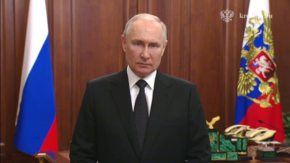 Президент Владимир Путин утром 24 июня выступил с обращением к россиянам. Он назвал происходящее «предательством» и «отступничеством», провел параллель с 1917 годом и пообещал «неминуемое наказание» всем, «кто сознательно встал на путь предательства». Евгений Пригожин в аудиосообщении заявил, что ЧВК «Вагнер» не собирается складывать оружие и подчиняться требованиям президента 