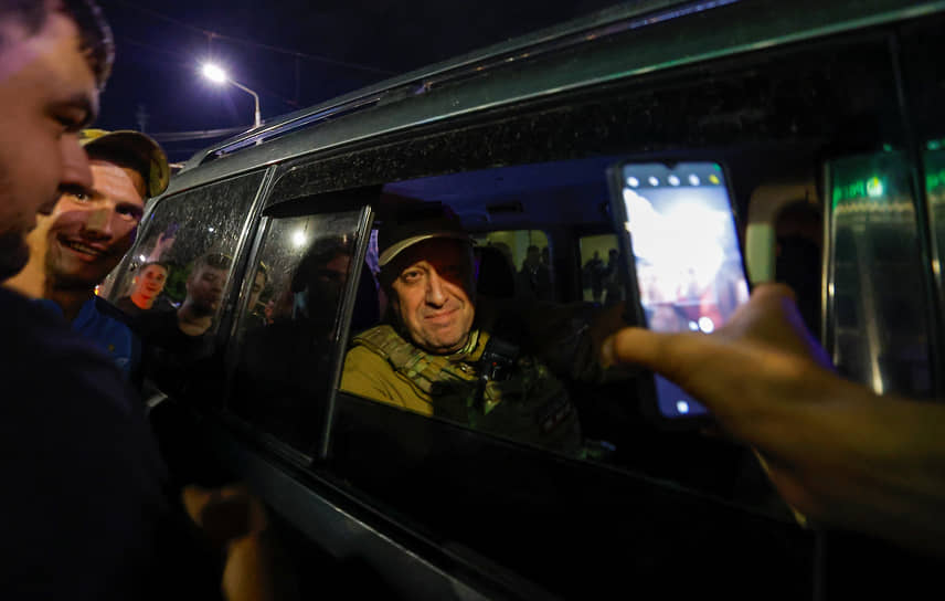 В итоге именно при посредничестве господина Лукашенко, как сообщила вечером 24 июня его пресс-служба, были достигнуты окончательные договоренности «о недопустимости развязывания кровавой бойни на территории России». Сам господин Пригожин сразу после этого заявил, что ЧВК «Вагнер» останавливается «за 200 км до Москвы», разворачивает колонны и возвращается в полевые лагеря. «Сейчас наступил момент, когда кровь может пролиться»,— объяснил он свое решение. Ближе к полуночи 24 июня Евгений Пригожин покинул штаб ЮВО в Ростове-на-Дону, вышли из города и все бойцы ЧВК 