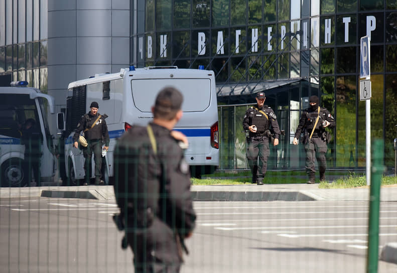 В этот же день в «ЧВК Вагнер Центре» (создан в октябре 2022 года как «патриотический проект» с бесплатной раздачей площадей тем компаниям, которые помогают спецоперации) на Зольной улице прошли обыски с участием ОМОНа и Росгвардии 
