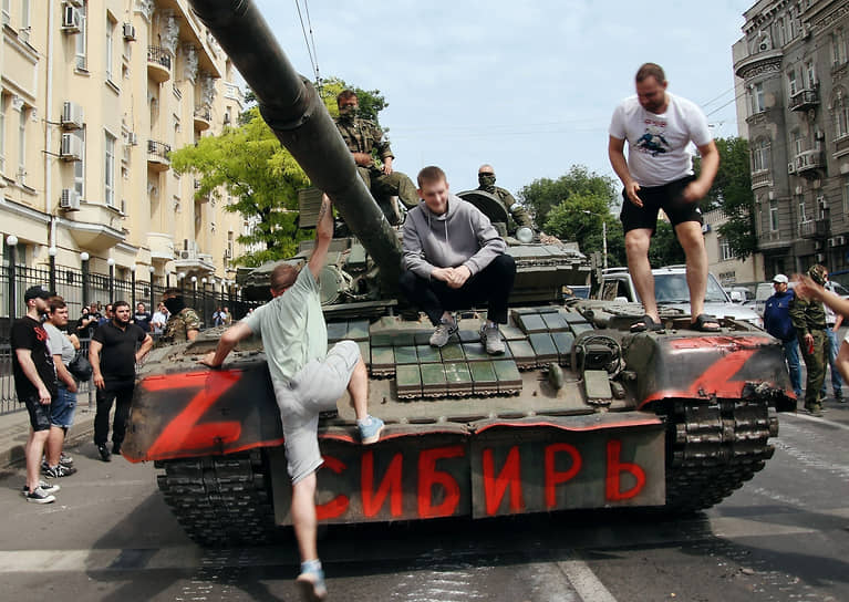 Национальный антитеррористический комитет заявил о возбуждении ФСБ уголовного дела «по факту призыва к вооруженному мятежу» и потребовал «немедленно прекратить противоправные действия». Утром 24 июня Минобороны РФ опубликовало обращение к наемникам из ЧВК «Вагнер» с призывом к проявлению «благоразумия». В обращении утверждалось, что бойцов обманом втянули в вооруженный мятеж, многие уже «осознали свою ошибку»  На фото: жители Ростова-на-Дону фотографируются с танком ЧВК, 24 июня  