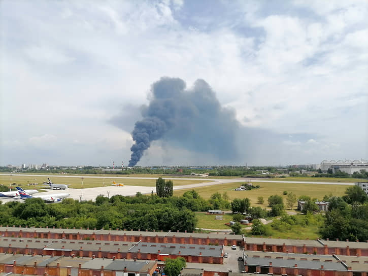 Во второй половине дня 24 июня в соцсетях появились кадры атаки, якобы совершенной на колонну вагнеровцев вертолетом прямо в черте Воронежа. Мятежники, судя по опубликованным видео, пытались сбить «вертушку», но промахнулись. Также появилось видео с кадрами возгорания резервуара с авиационным топливом на территории расположенной рядом нефтебазы. О причине возгорания не сообщалось. В течение дня в Telegram-каналах сообщалось о поражении нескольких летательных аппаратов и гибели летчиков, но официально ни один случай не был подтвержден 