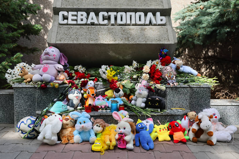 В результате ракетной атаки погибли четыре человека, в том числе двое детей. За медицинской помощью обратился 151 человек, госпитализированы 82, сообщил губернатор Севастополя Михаил Развожаев На фото: стихийный мемориал на Аллее городов-героев на площади Нахимова в Севастополе