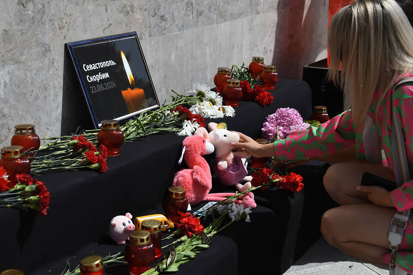 24 июня объявлено днем траура в Севастополе и Крыму На фото: стихийный мемориал в Алуште