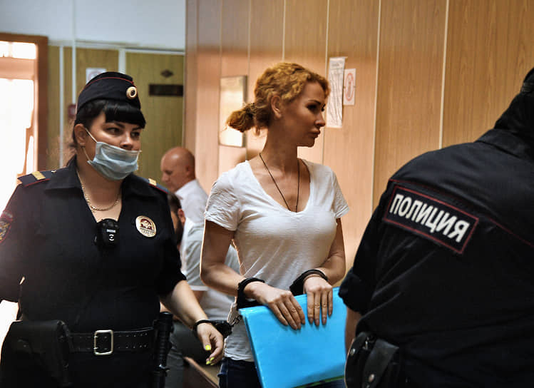 Бывший директор по правовому обеспечению и корпоративному управлению госкорпорации «Ростех» Алла Лалетина (в центре) в суде (август 2022 года)