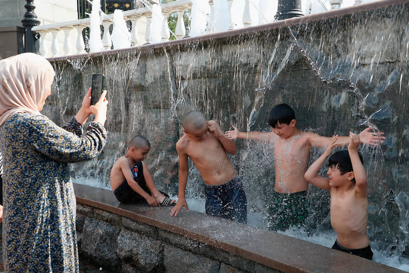 В Москве температура побила 134-летний максимум: +31,9°C На фото: дети купаются в фонтане на Манежной площади