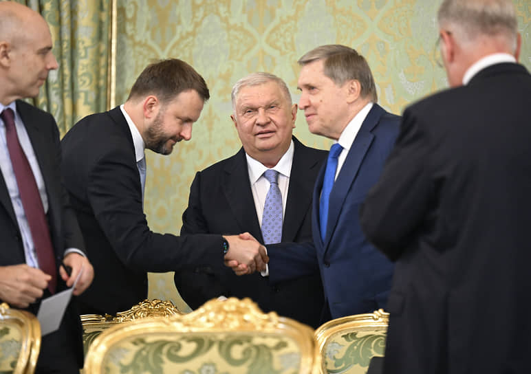 На фото слева направо: министр финансов Антон Силуанов, замруководителя администрации президента Максим Орешкин, глава «Роснефти» Игорь Сечин, помощник президента РФ Юрий Ушаков