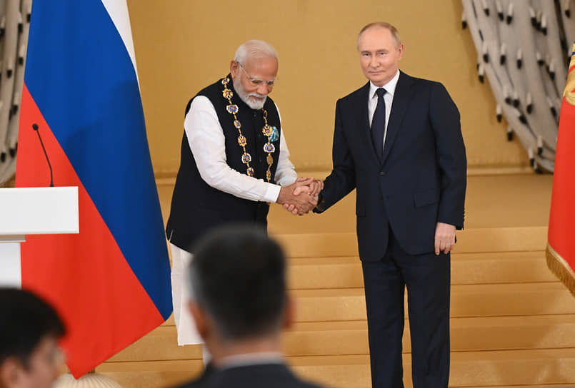 Владимир Путин вручил Нарендре Моди (слева) орден Святого апостола Андрея Первозванного. Указ о награждении премьера Индии российский президент подписал еще в апреле 2019 года