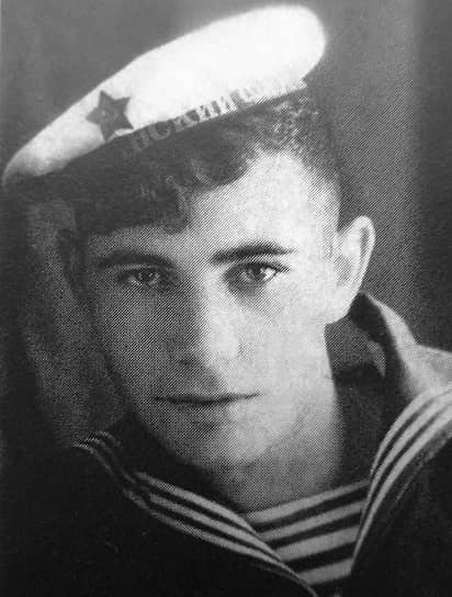 Вадим Туманов родился 1 сентября 1927 года в городе Белая Церковь на Украине. С детства мечтал стать моряком. В 1930 году семья переехала во Владивосток. На острове Русский Вадим Туманов учился в электромеханической школе и окончил школу штурманов. Служил на Тихоокеанском флоте, был членом сборной Тихоокеанского флота по боксу, участвовал в Великой Отечественной войне