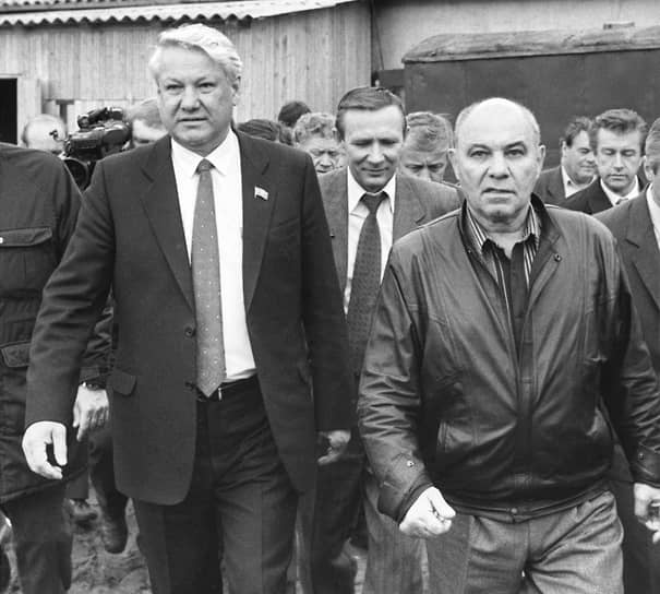 Был освобожден и полностью реабилитирован в 1956 году, после чего окончил курсы горных мастеров и в том же году организовал первую в стране крупную высокомеханизированную золотодобывающую артель на Колыме. В течение многих лет добывал золото, создавая артели в Якутии, на Приполярном Урале, Охотском побережье, в Приморье. Созданные Тумановым артели добыли стране вместе с дочерними предприятиями около 500 тонн золота. Равных им по производительности труда в СССР не было На фото: с президентом РФ Борисом Ельциным в Петрозаводске