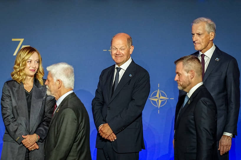 Премьер-министр Италии Джорджа Мелони (слева), канцлер Германии Олаф Шольц (в центре) и премьер-министр Норвегии Йонас Гару Стёре (справа) 