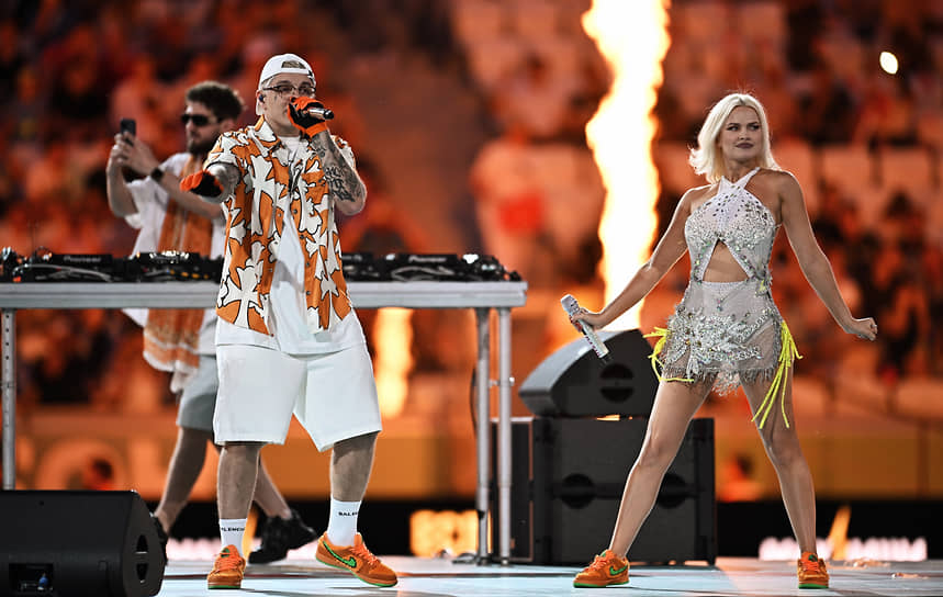 Дарья Шейк и Виктор Поплеев во время выступления перед началом матча