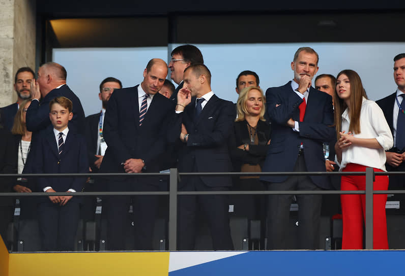 Принц Уэльский Уильям (второй слева) с сыном Джорджем, президент UEFA Александер Чеферин и король Испании Филипп VI (второй справа) с дочерью Софией