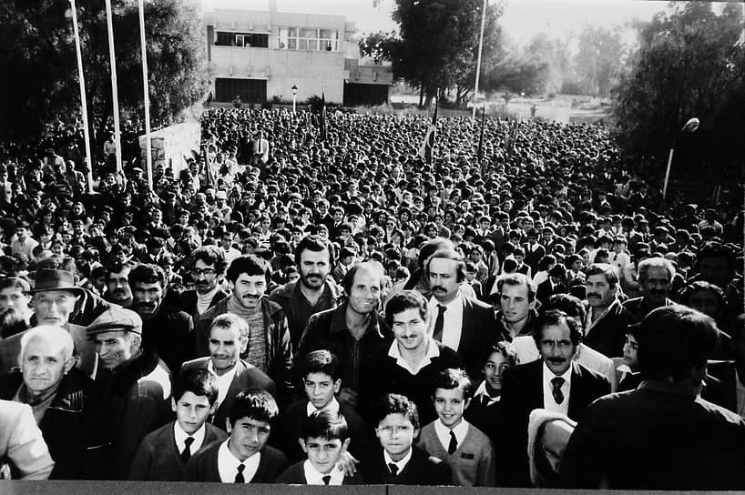 В 1983 году на подконтрольных туркам территориях была провозглашена Турецкая республика Северного Кипра (на фото: демонстрация перед зданием парламента в Никосии)