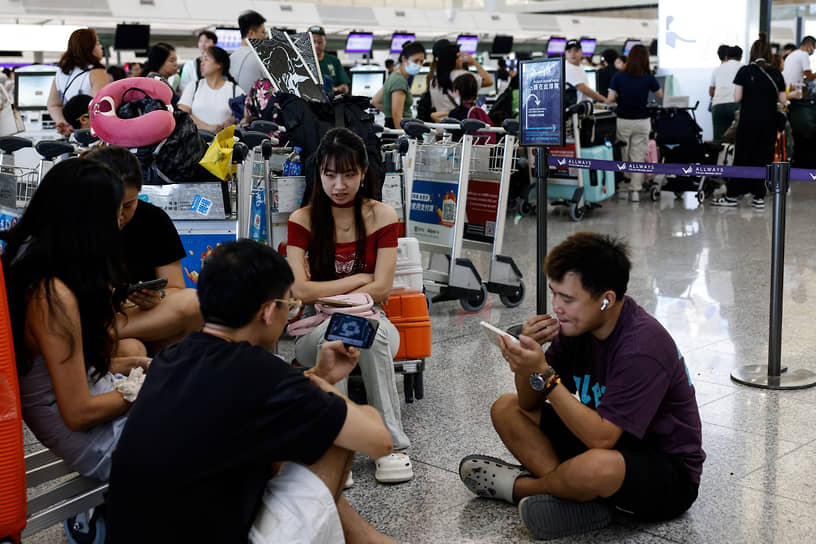 В аэропорту Гонконга введены «экстренные меры». По данным издания South China Morning Post, регистрация пассажиров осуществляется вручную 