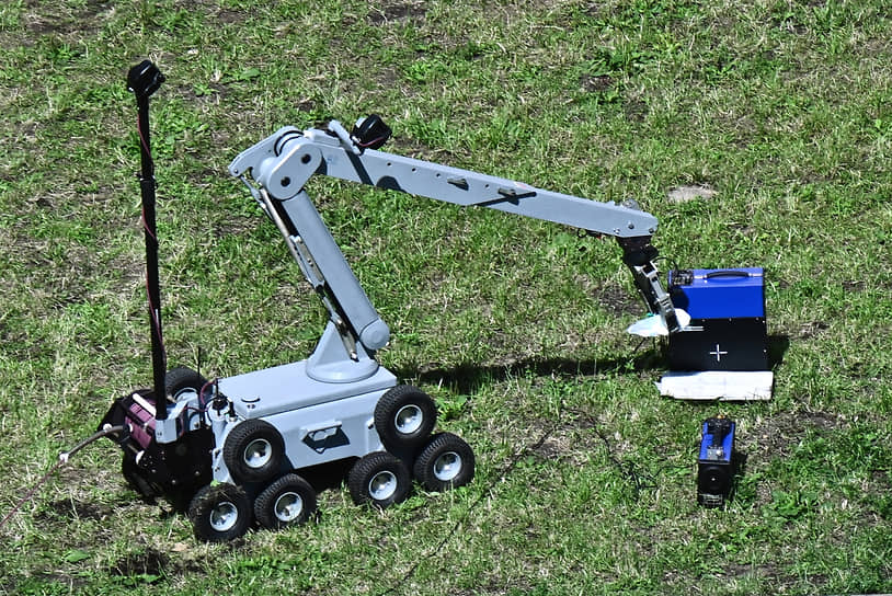 Робототехнический комплекс МРК-15, предназначенный для поиска, эвакуации или уничтожения взрывных устройств, работает на месте происшествия 