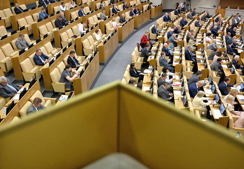 Депутаты во время заседания