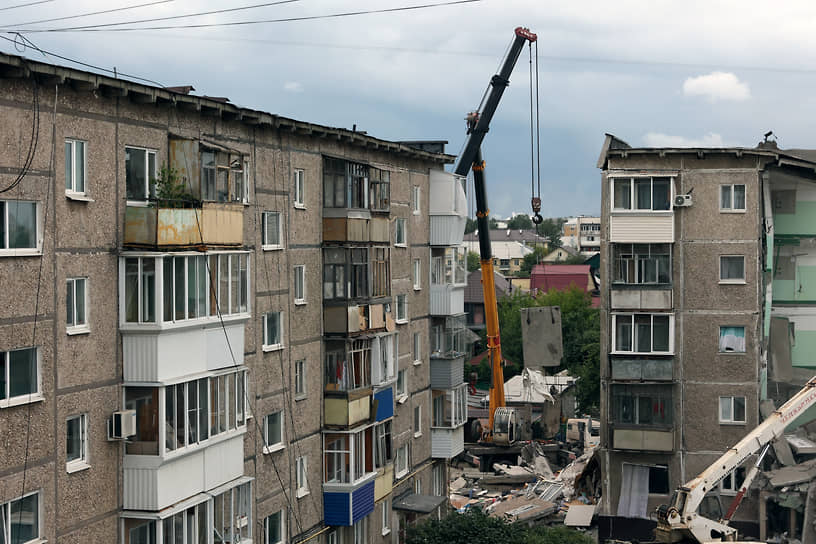 От взрыва пострадали также соседние дома — там выбиты стекла
