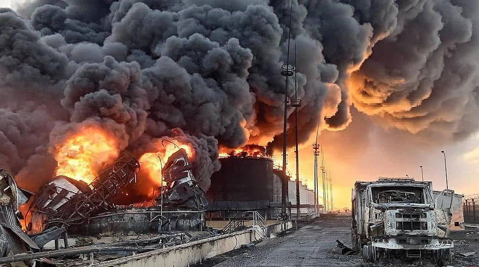 22 августа. На нефтебазе в городе Пролетарск Ростовской области пятый день продолжается пожар, начавшийся после атаки БПЛА