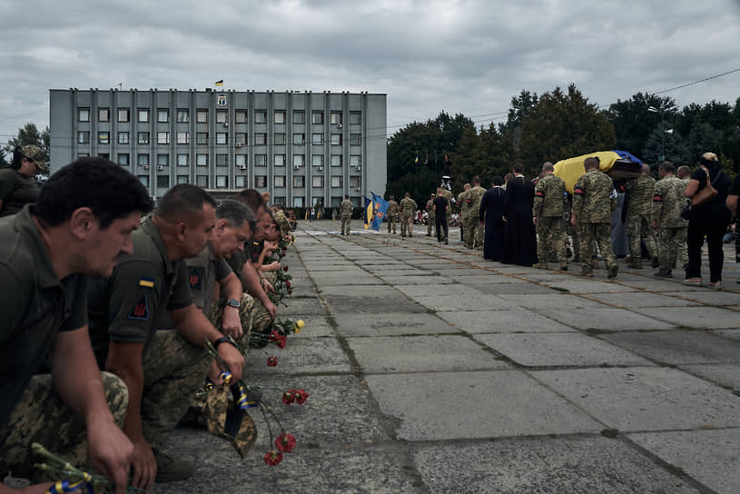 26 августа Вооруженные силы Украины потеряли один из первых переданных стране истребителей F-16, сообщила газета The Wall Street Journal со ссылкой на американского чиновника. По его данным, самолет разбился в результате ошибки пилота. Первую партию F-16 Украина получила в конце июля На фото: церемония прощания с украинским пилотом F-16 в Шепетовке Хмельницкой области