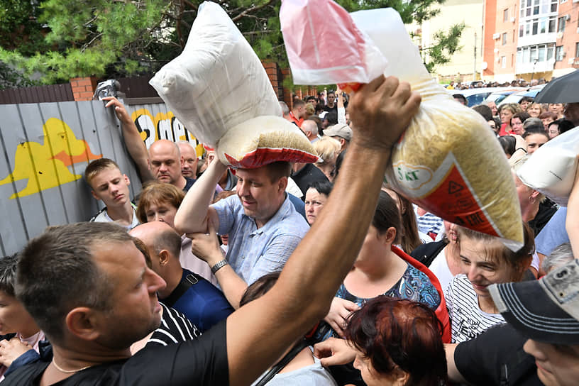 Раздача гуманитарной помощи в курском НКО «Домик добрых дел» для эвакуированных жителей приграничных районов