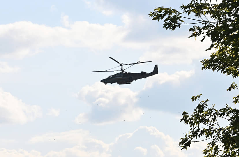 Военный вертолет Ка-52 патрулирует небо над Курской областью