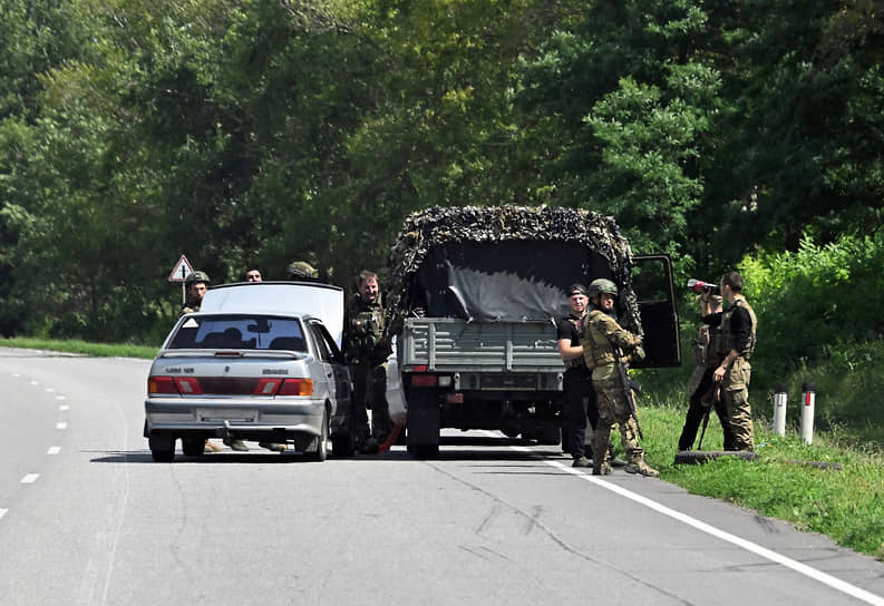 Российские военные на обочине помогают завести гражданский автомобиль