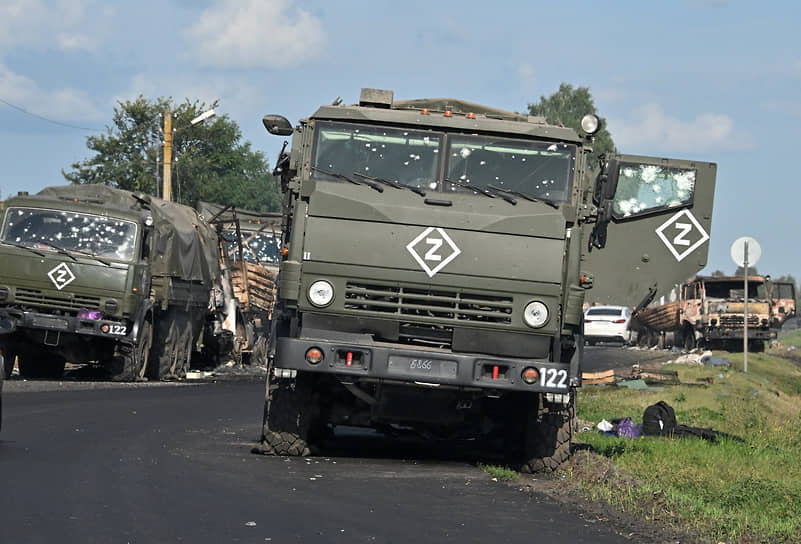 Колонна армейских грузовиков, попавшая под обстрел на одной из дорог в Суджанском районе
