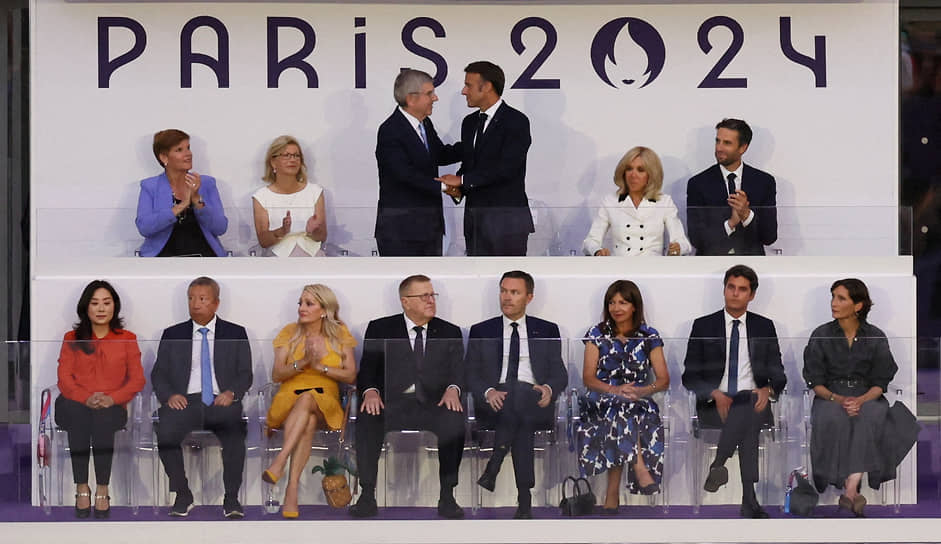 Президент МОК Томас Бах и президент Франции Эмманюэль Макрон (в центре стоя) 