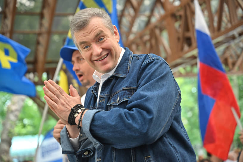 В Москве также прошел митинг, устроенный партией ЛДПР по случаю Дня государственного флага. Мероприятие посетил руководитель думской фракции ЛДПР Леонид Слуцкий (на фото) 