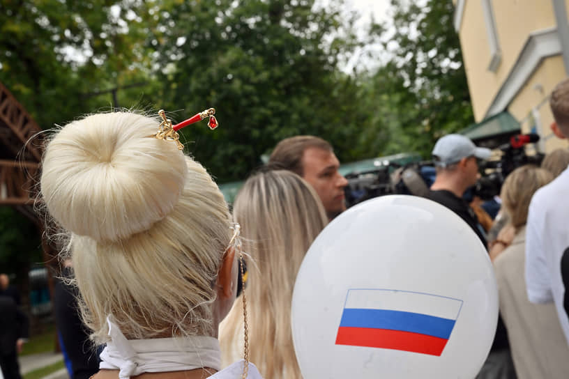 Сторонники ЛДПР с тематической атрибутикой на митинге в честь Дня государственного флага 